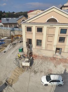 Podbicie fundamentów zabytkowego budynku w Zamościu.